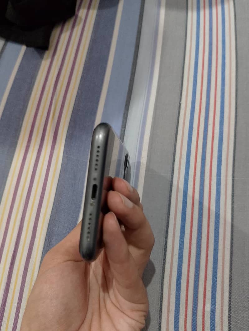 Apple iPhone 11 4