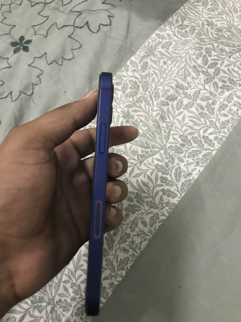 Apple iPhone 12 4