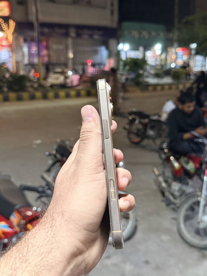 Iphone 16 pro max 4