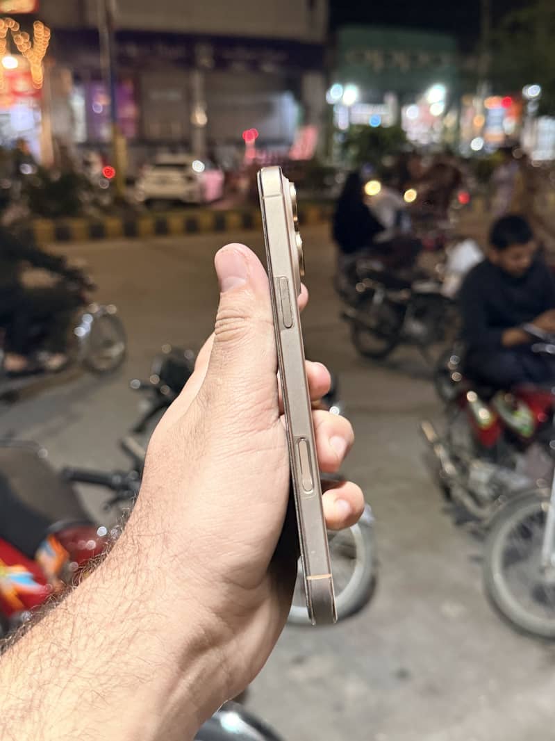 Iphone 16 pro max 5