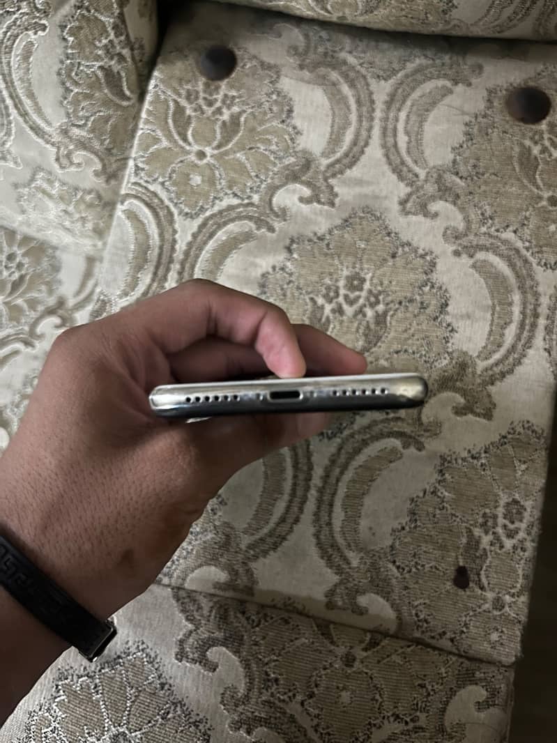 iPhone X 4