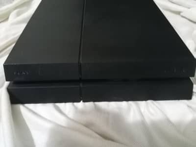PS4 10/10 condition 2 controller 1 free