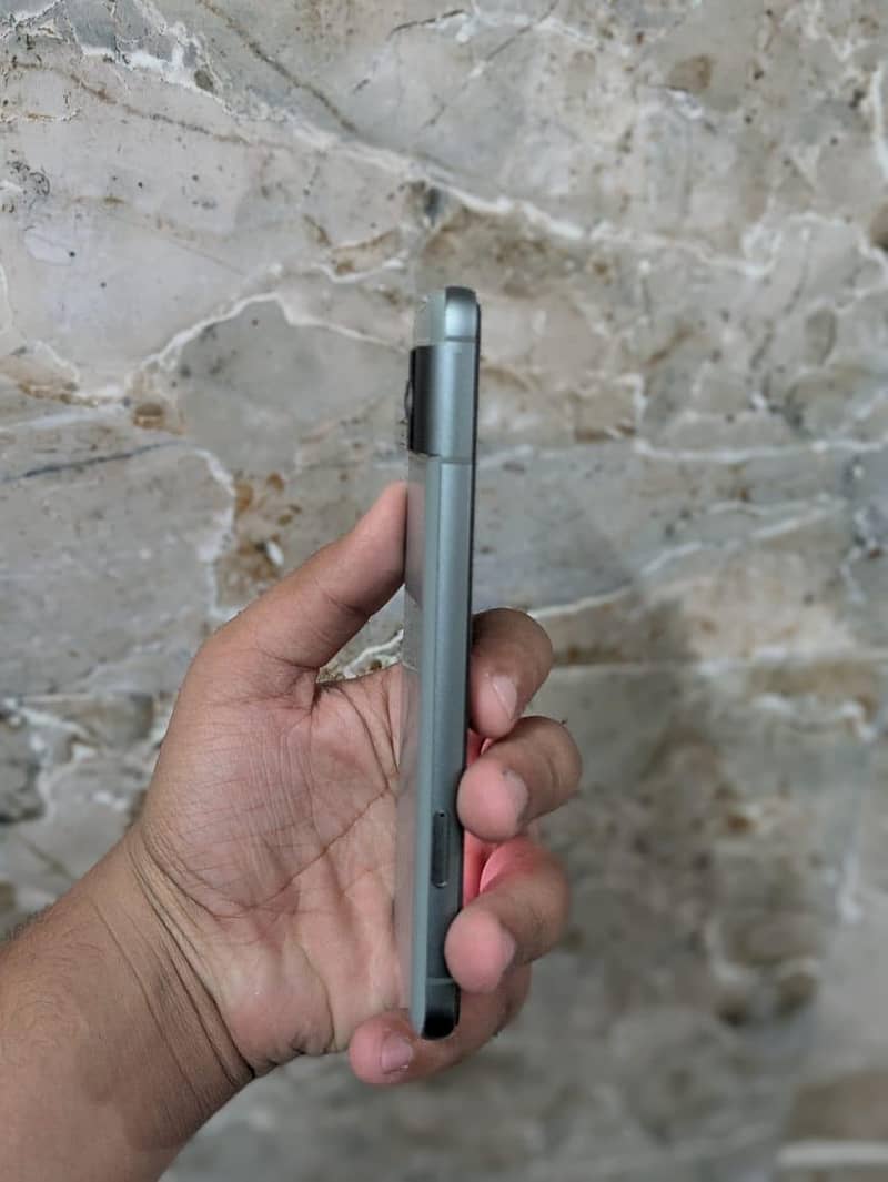 Google Pixel 8 4