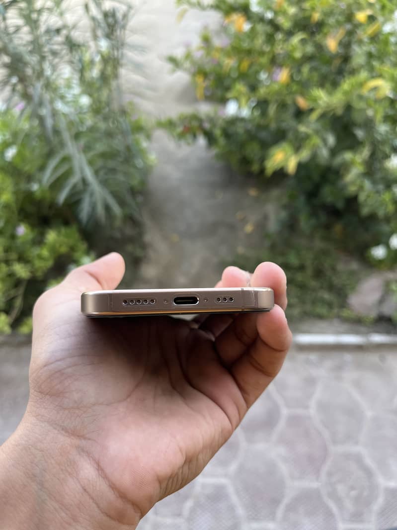 Apple iPhone 16 Pro 3