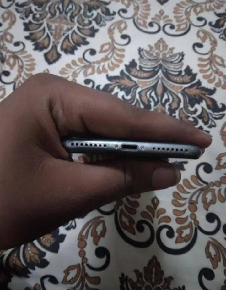 Apple iPhone 8 Plus 3