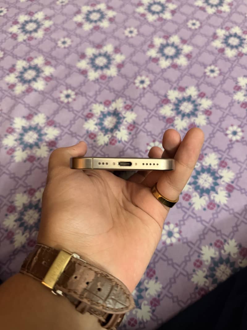 Apple iPhone 16 Pro 3