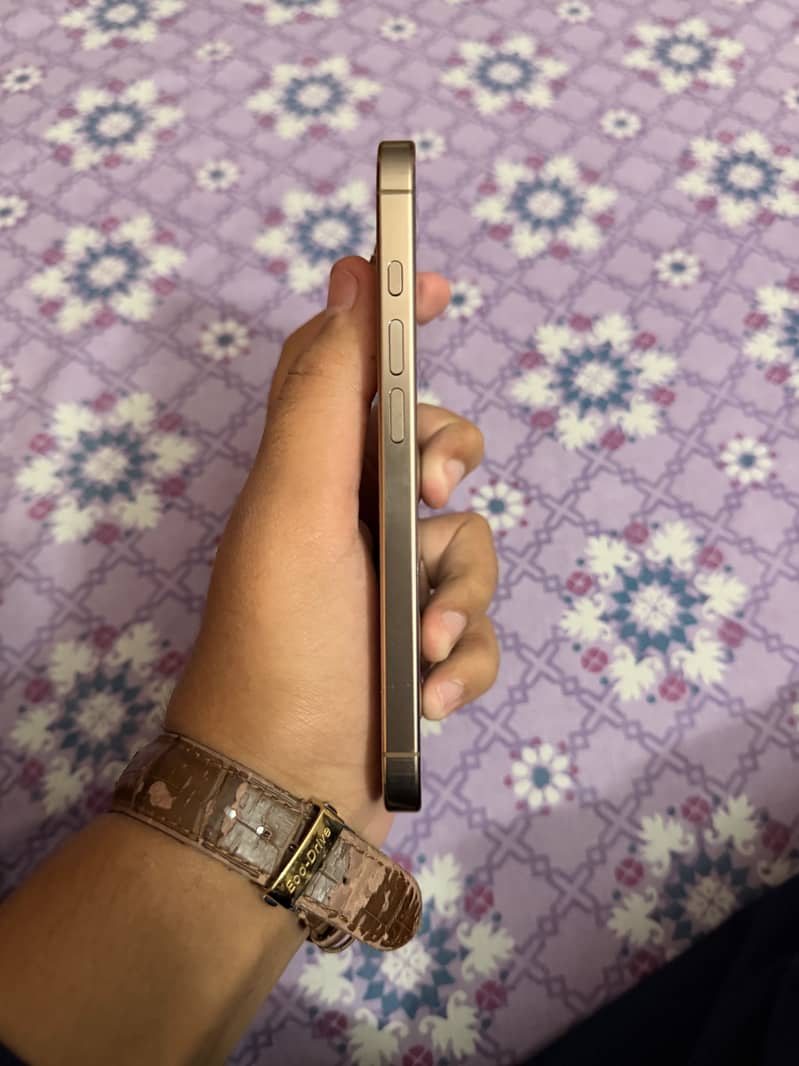 Apple iPhone 16 Pro 4