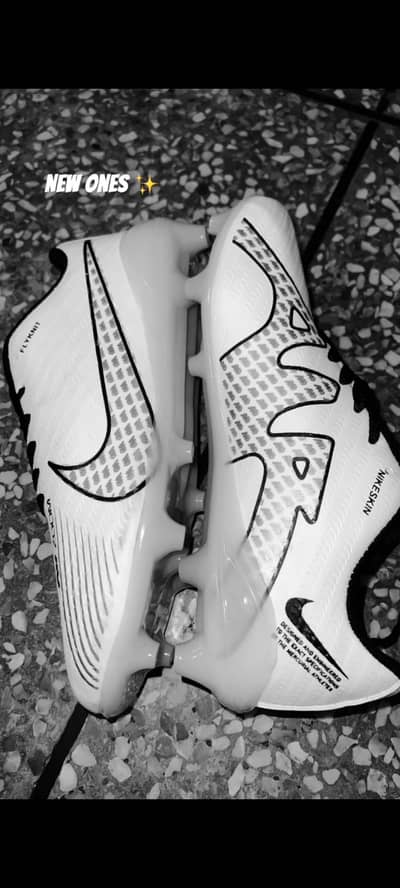 FOOTBALL SHOES/CLEATS