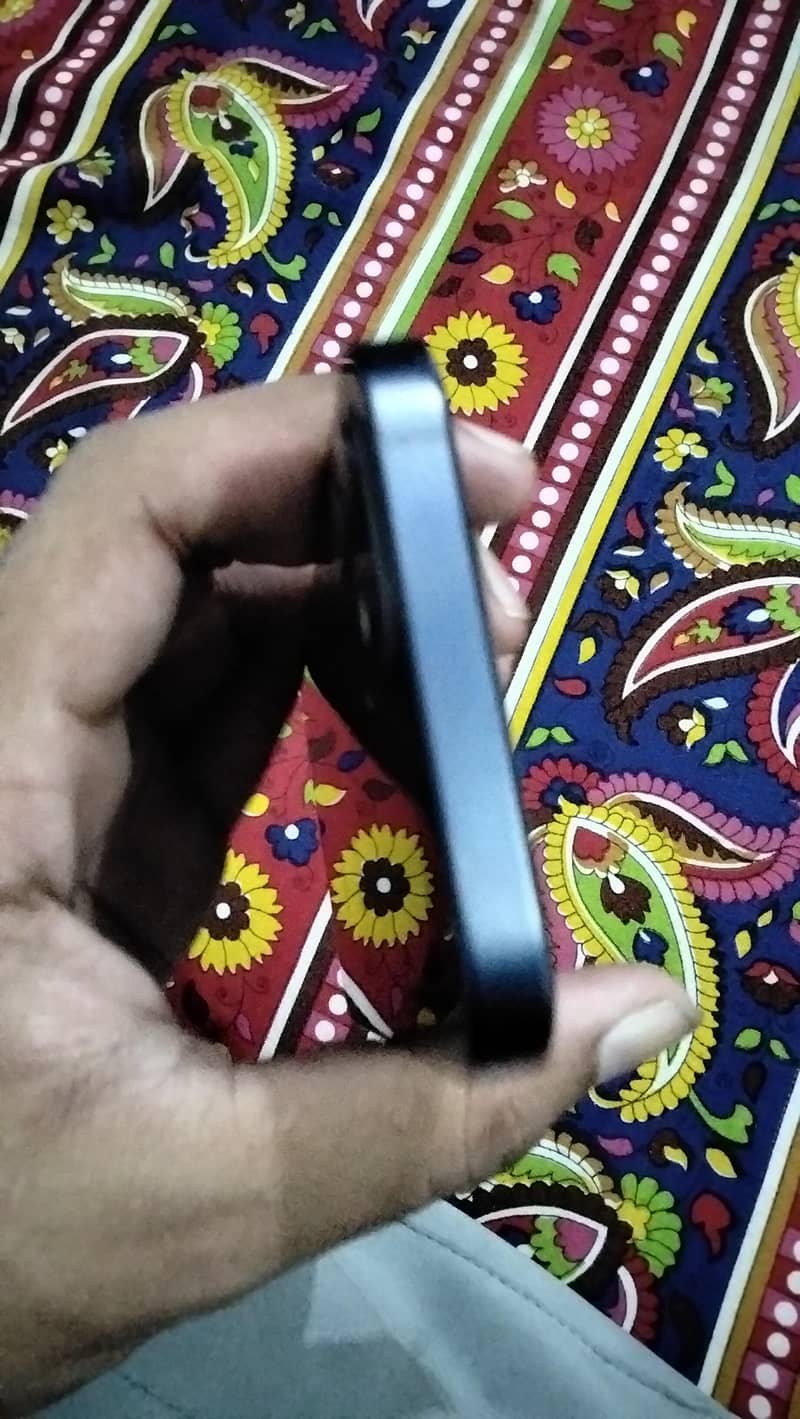 Apple iPhone 12 4