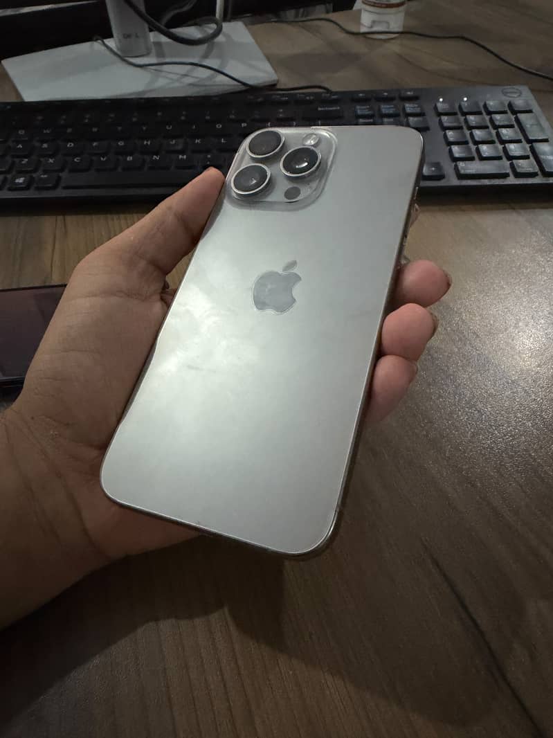 Apple iPhone 15 Pro Max 6