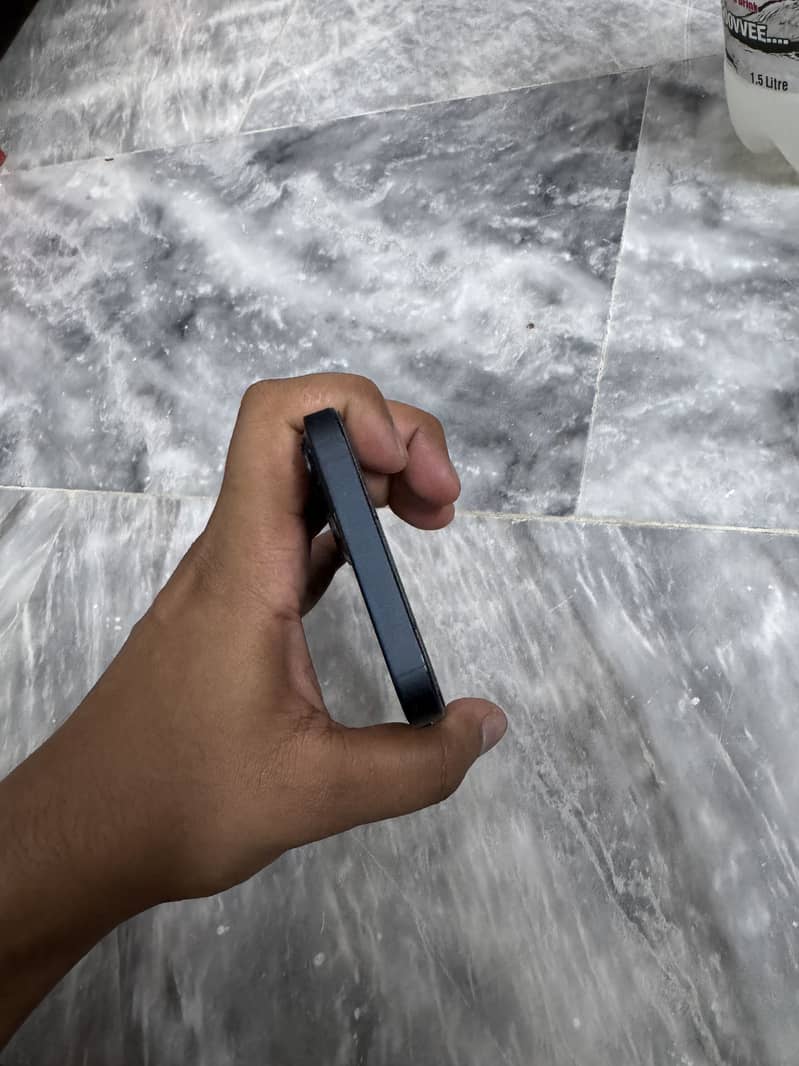 Apple iPhone 13 5