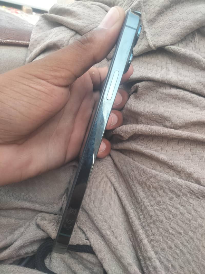 Apple iPhone 13 Pro Max 4