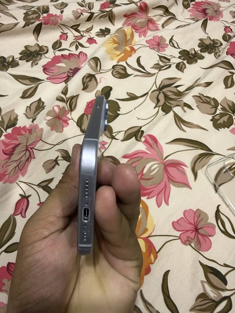 Apple iPhone 15 4