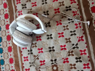 White Wired Over-Ear Headphones – Good Sound Quality – Used
