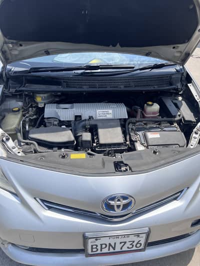 Toyota Prius Alpha 2012