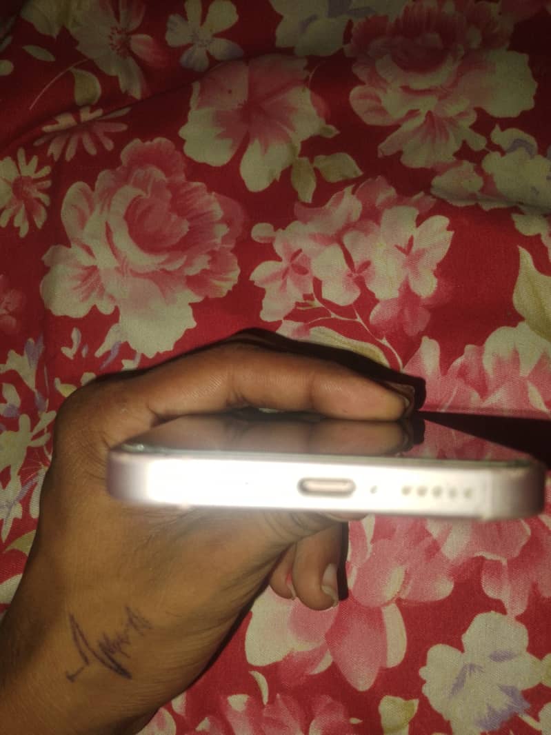 Apple iPhone 15 4