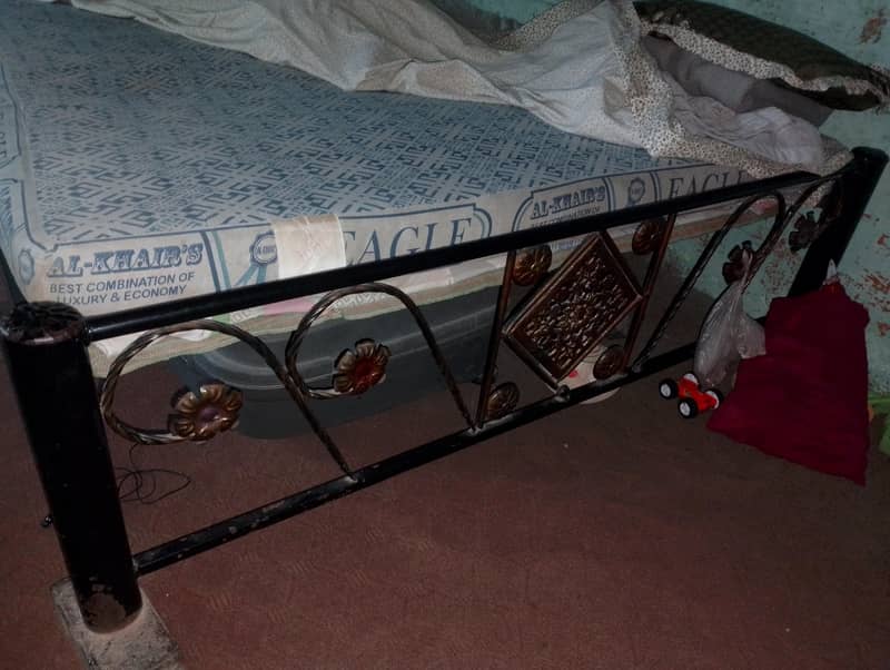 iron bed 0