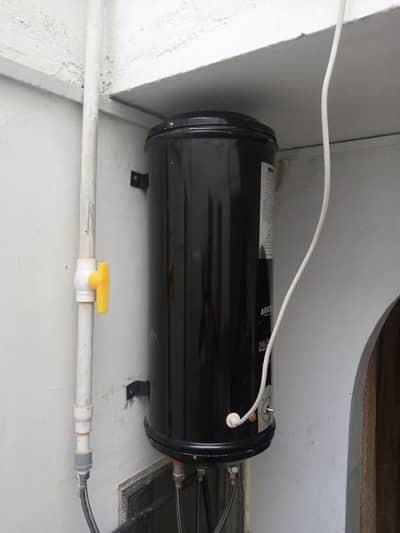 Electric geyser
