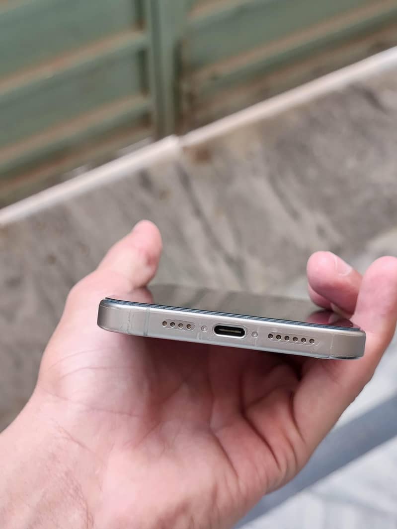 iPhone 15 Pro Max 6