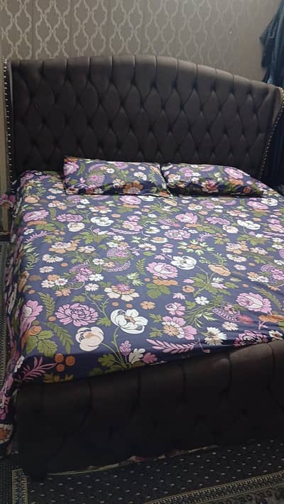 poshish bed with 2 poshish  side tabels