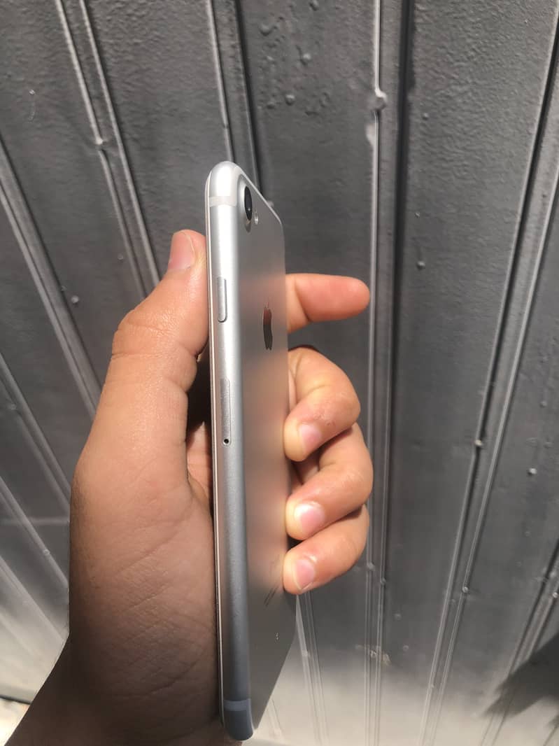 Apple iPhone 7 3