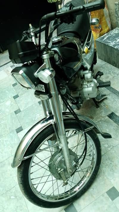 Two 2 Honda CG 125 silver black self start