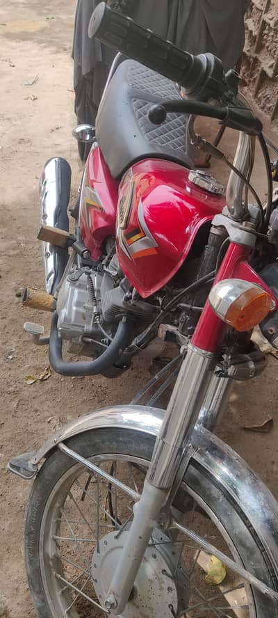 united 125 hai condition bhot achi 1 hath ki Chali hai need money issi