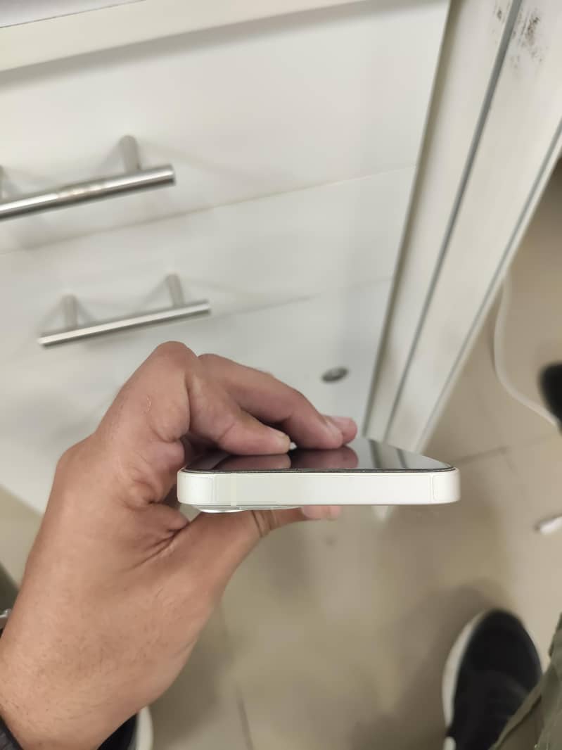 Apple iPhone 13 8