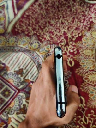 Sharp Aquos R2 4/64