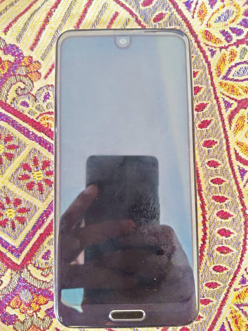 Sharp Aquos R2 4/64 3