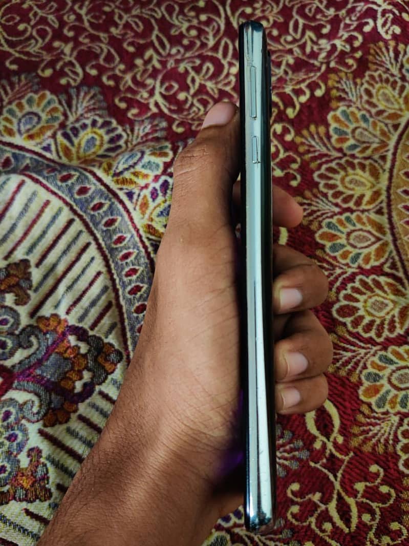 Sharp Aquos R2 4/64 5