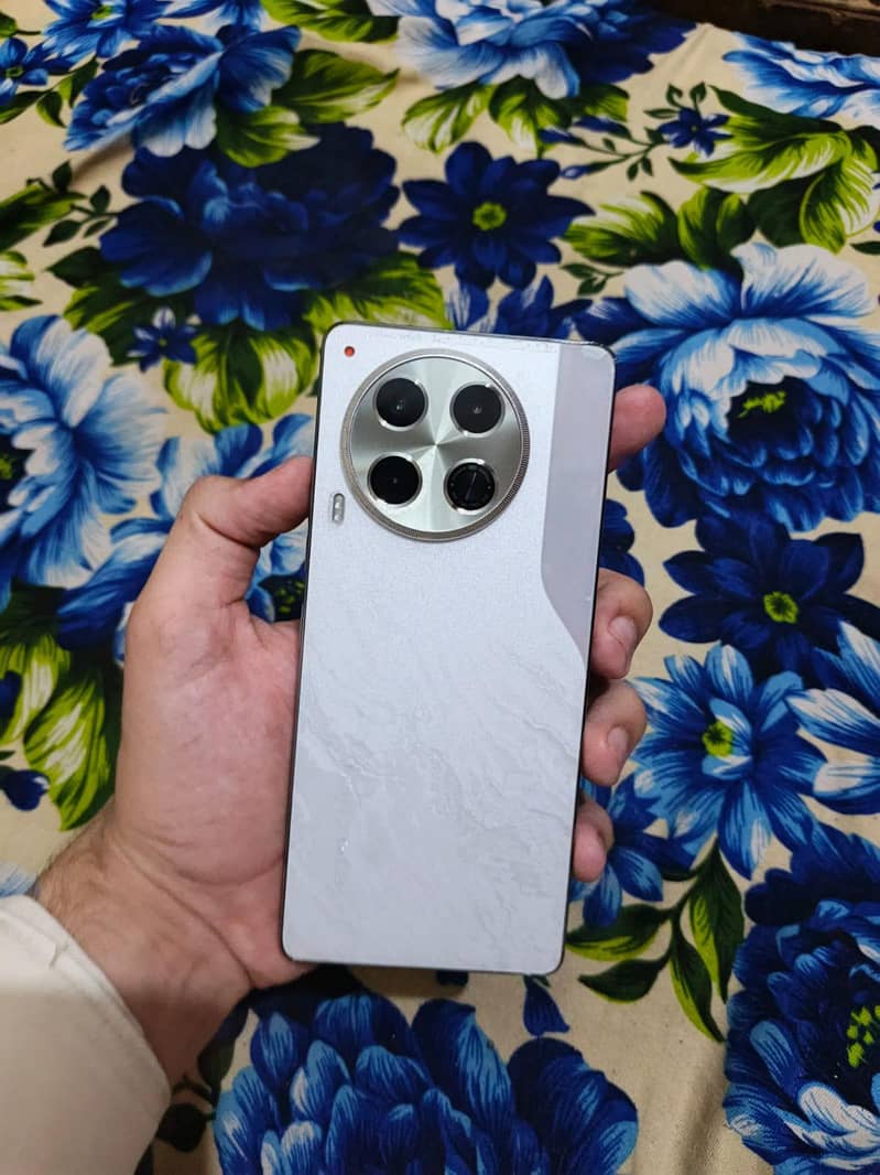 Tecno CAMON 30 1