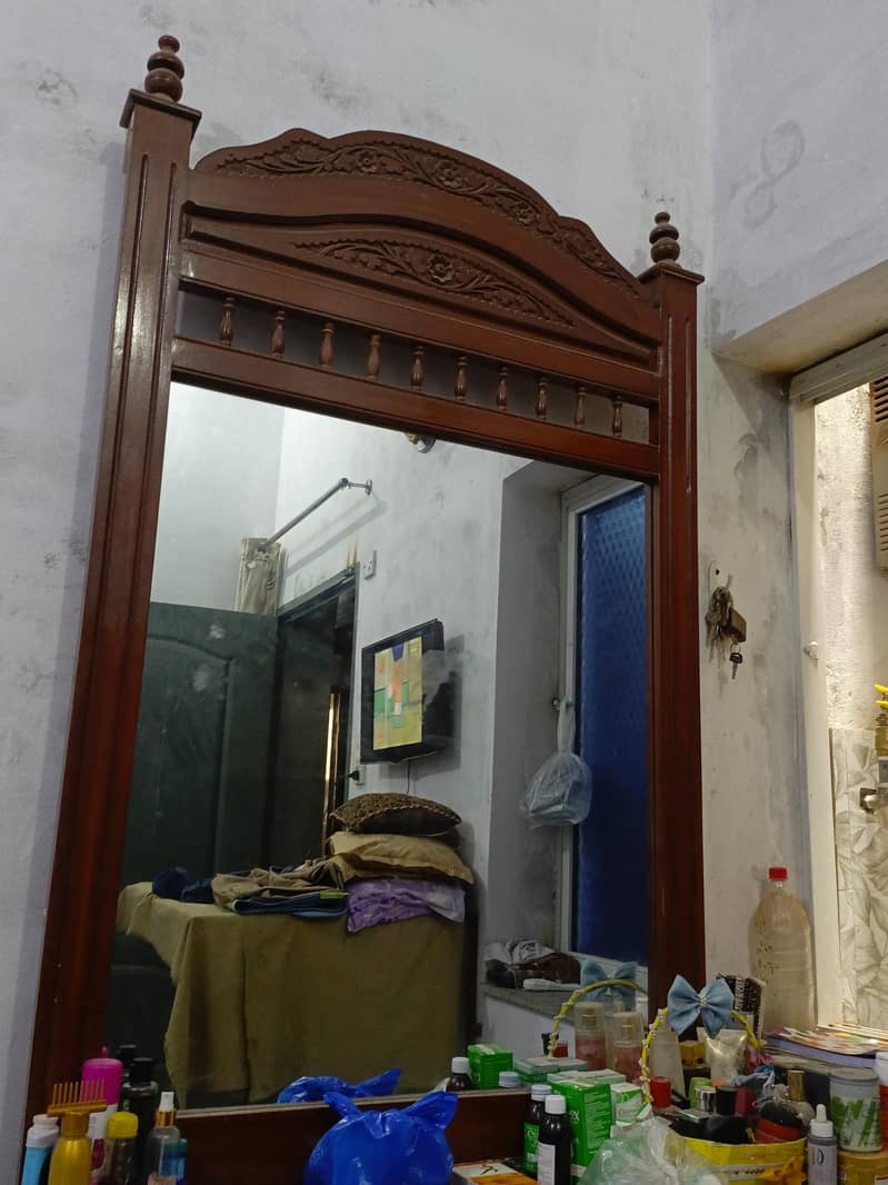 گھر کا معمولی استعمال شدہ فرنیچر ہے،مظبوط بہترین کارکردگی سے بنا ہے 9