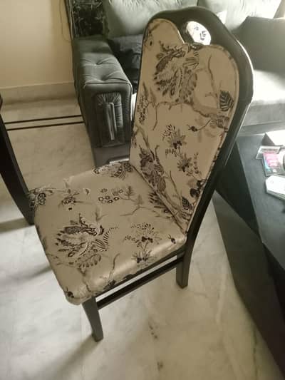 8-seater Luxury dining table set for urgent sale as new.