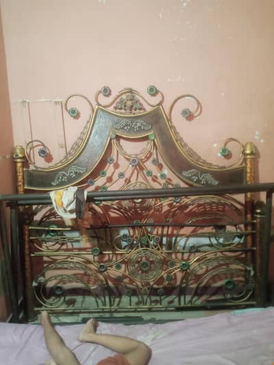 use bed two side center wala frame nahi hai