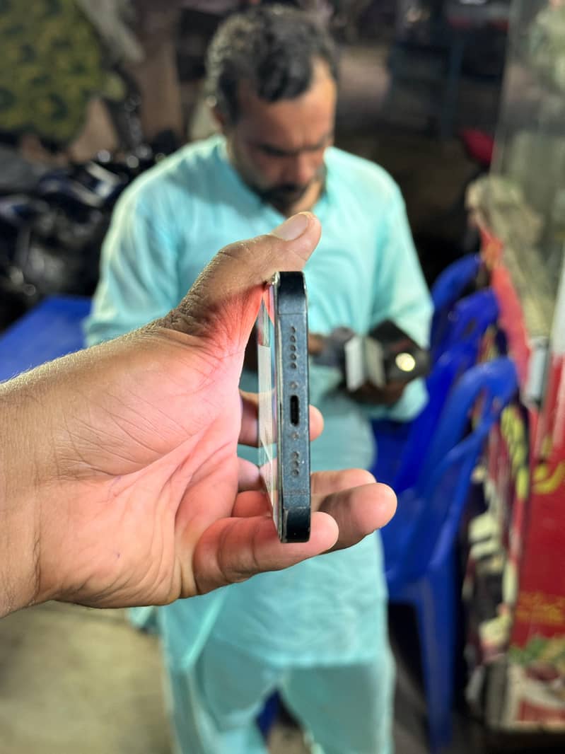Apple iPhone 13 2