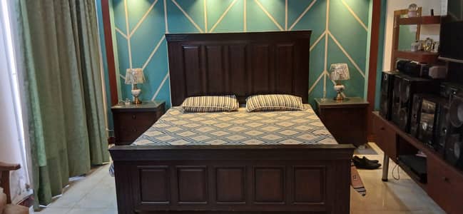 Selling my bed and 2 side tables very strong and heavy