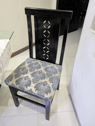 6 Seater Dinning Table (Like New) 10/10