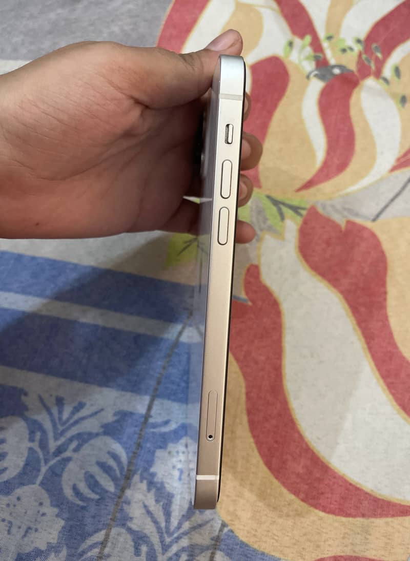 Apple iPhone 12 4