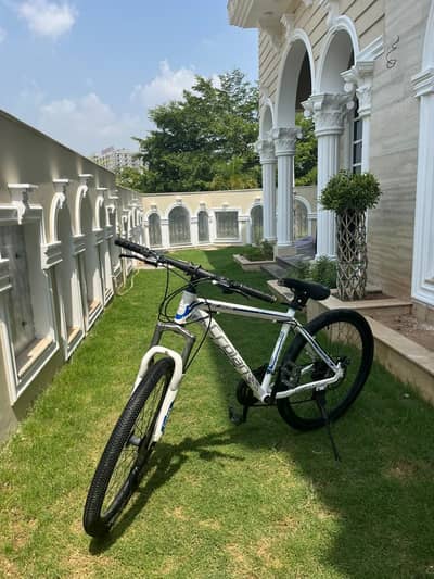  FOR SALE: Crolan 27.5" Mountain Bike (Like New)