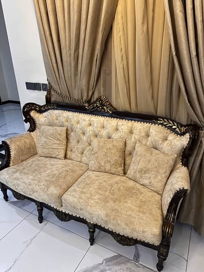 5 Seater Sofa Set and 1 Carving Center Table