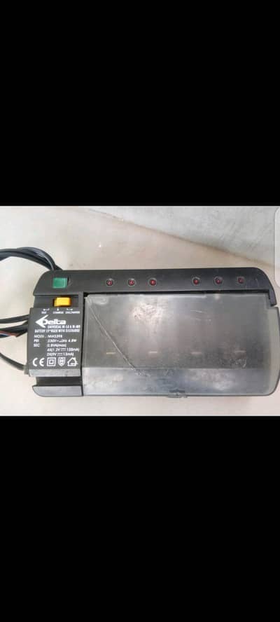 Universal Ni-Cd & Ni-MH Battery Charger – Excellent Condition