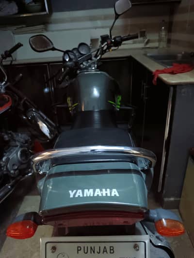 Barely used Yamaha YBR-G (green)