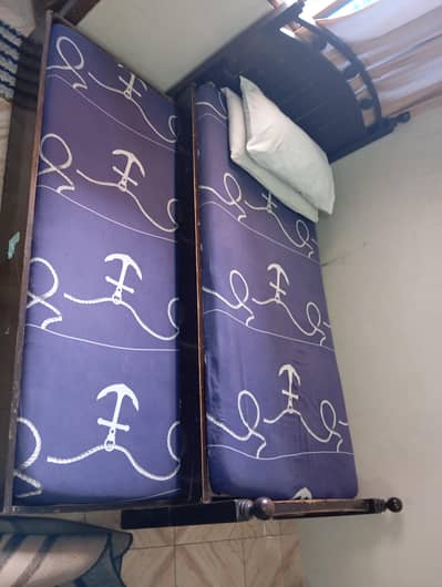 4 beds with Mattresses ,carpet and dressing table for sale