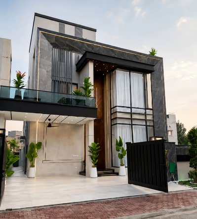 10 MARLA LUXURY DESIGNER HOUSE ON PRIME LOCATION AVAILABLE FOR SALE IN BAHRIA TOWN LHR