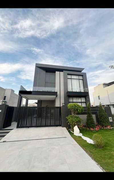 10 MARLA BRAND NEW HOUSE ON IDEA LOCATION WALKING DISTANCE FROM MASJID & PARK AVAILABLE FOR SALE