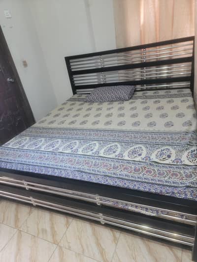 8month used double bed good condition without matters