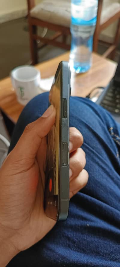 Apple iPhone 16