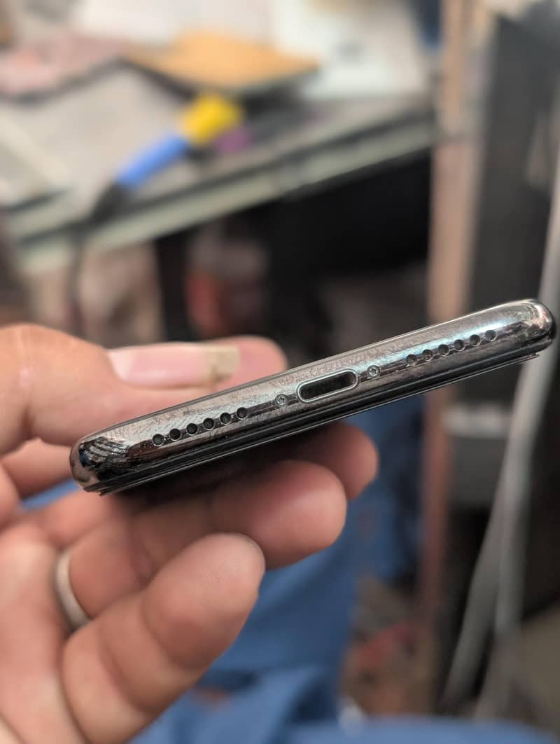 Apple iPhone X 4