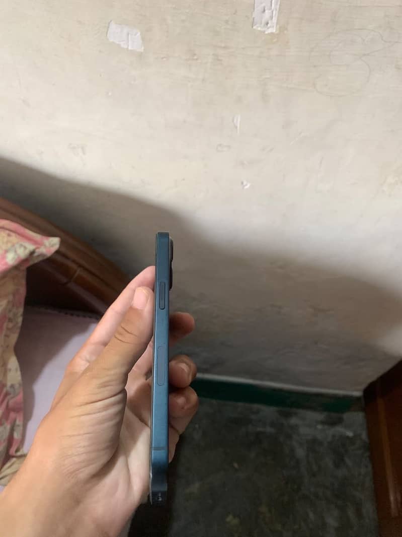 iPhone 13 4